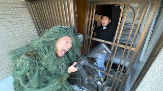 引退した友達の実家に玄関破壊して軍人と突入してみた【ドッキリ】